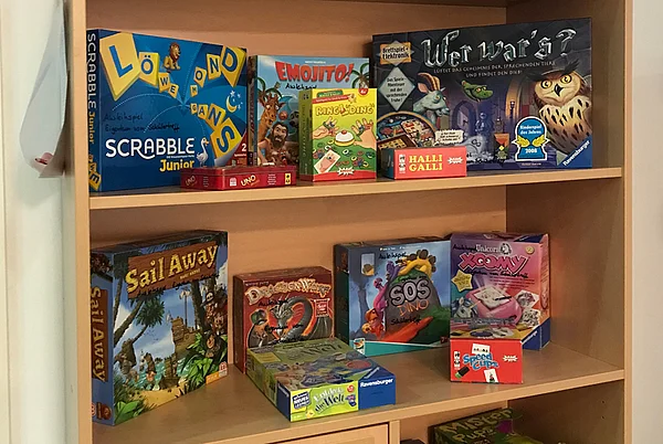 Viele Spiele in einem Schrank – das Bild verlinkt auf die Seite des Schülertreffs am Maintower